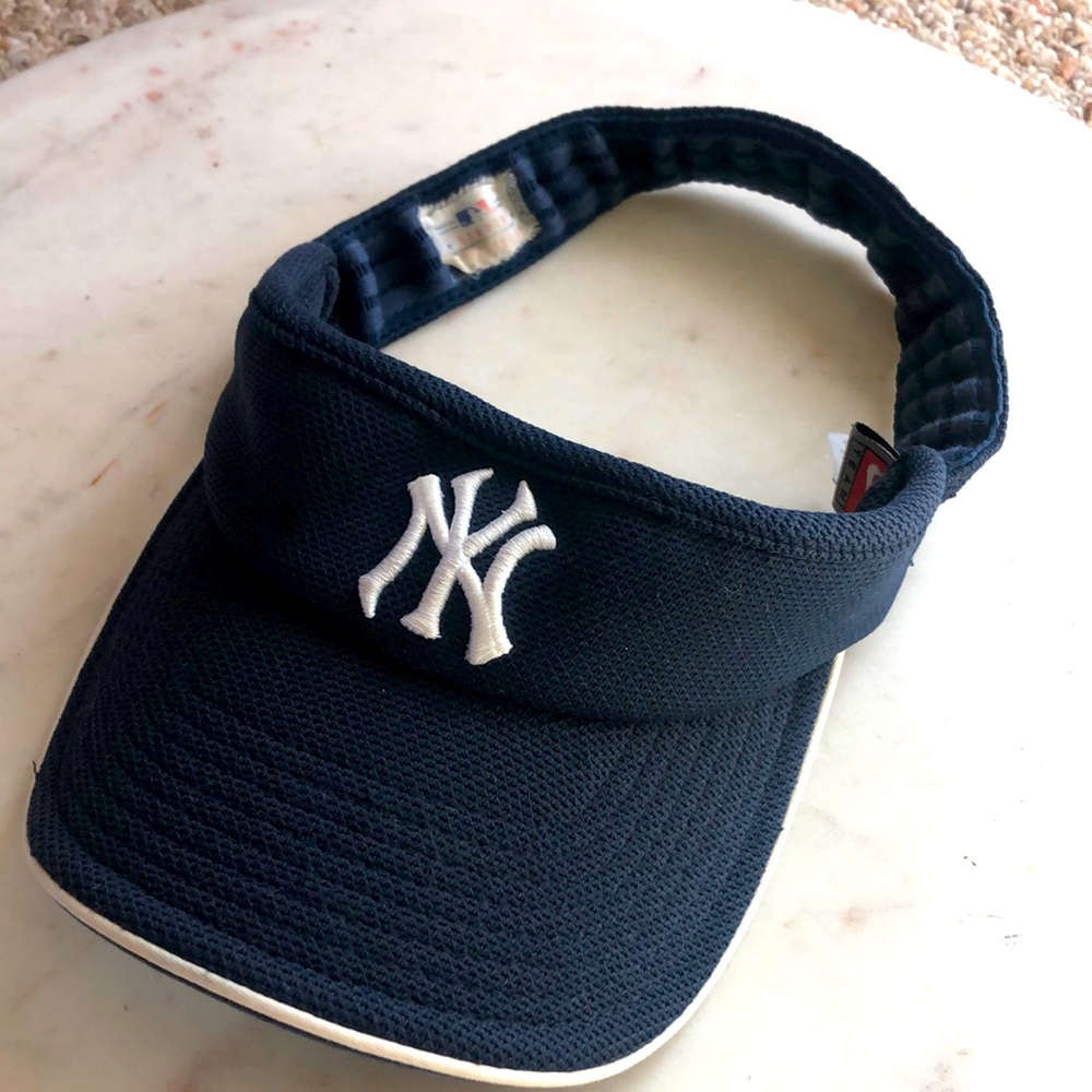 😎 Nike NY Yankees women’s visor